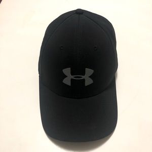 UNDER ARMOR Black 6 Panel Cap Gray PU Logo